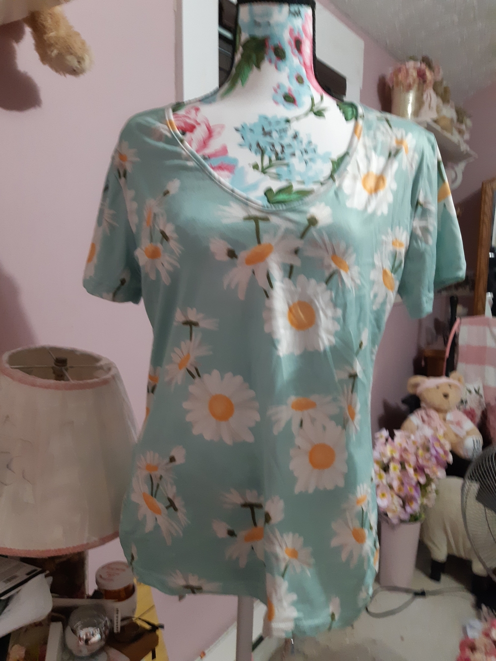 5/$25 Women's Mint Green Daisy V-Neck Short Sleeve Top